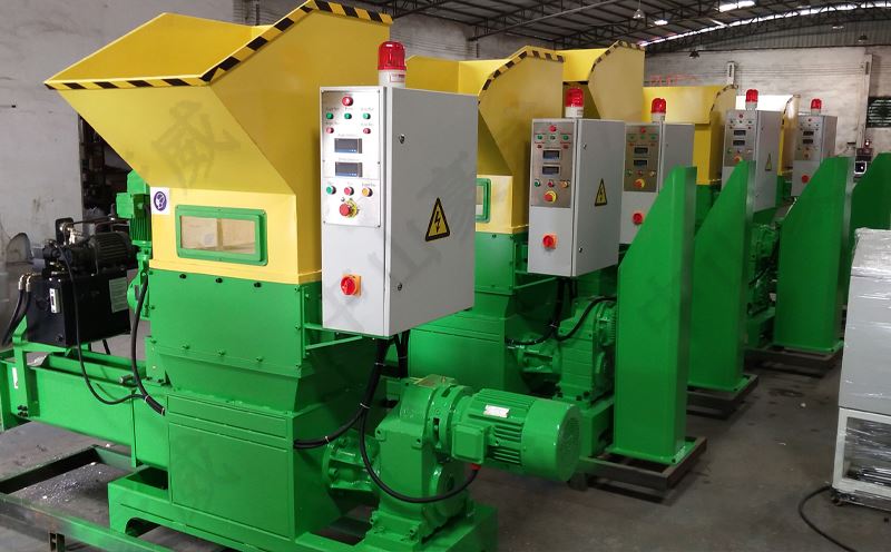 大型聚苯乙烯泡沫壓實機生產(chǎn)車間